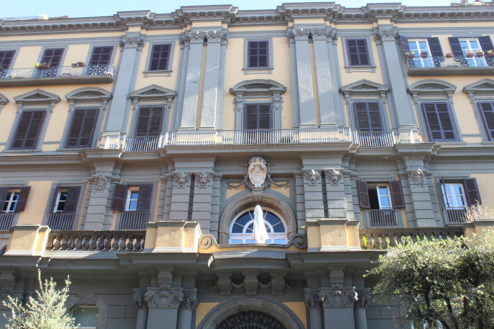 [Palazzo plurifamiliare, Vico stretto a Santa Teresa degli Scalzi 33] (palazzo, 